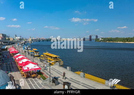 Kiew, Ukraine - August 5, 2017: Ufer des Dnjepr in Kiew, Ukraine. Stockfoto