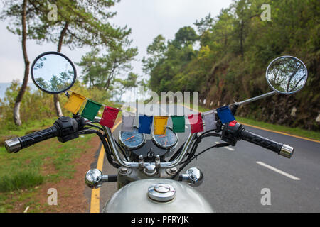 Motorradfahren in der nordöstlichen Region von Indien. Blick von der Rider Seite. Stockfoto