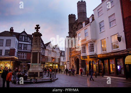 Dezember 2015 - Butter Marktplatz in Canterbury, Großbritannien, mit Touristen vor dem Eingang zur Canterbury Kathedrale, eines der ältesten und berühmtesten Stockfoto