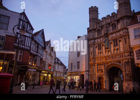 Dezember 2015 - Butter Marktplatz in Canterbury, Großbritannien, mit Touristen vor dem Eingang zur Canterbury Kathedrale, eines der ältesten und berühmtesten Stockfoto