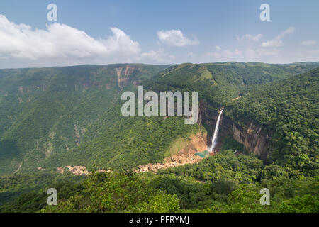 Nohkalikai-Wasserfall, umgeben von hohen Klippen und Wälder und dicken Vegetation in der Nähe von Cherrapunji, Meghalaya, Indien. Stockfoto