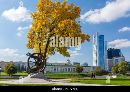 Minsk, Weißrussland - September 27, 2017: Denkmal für die Weißrussen fern von ihrer Heimat in der Nähe der Trinity Vorort auf der Swislotsch Damm Stockfoto