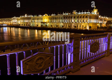 Oktober 2017 - bei Nacht Winter Palast (Palast) Dvortsovy Brücke in St. Petersburg, Russland Stockfoto