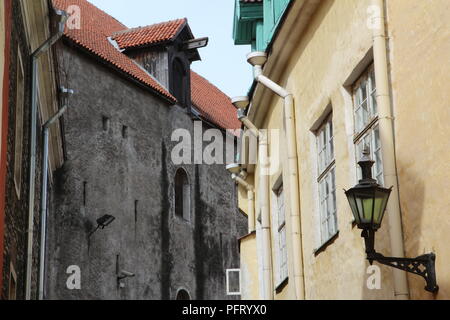 Mai 2015: Blick auf eine Straße in der Altstadt von Tallinn, Estland, eine der am besten erhaltenen mittelalterlichen Städte in Europa als UNESCO Weltkulturerbe Stockfoto