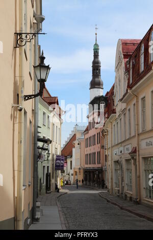 Mai 2015: Blick auf eine Straße in der Altstadt von Tallinn, Estland, eine der am besten erhaltenen mittelalterlichen Städte in Europa als UNESCO Weltkulturerbe Stockfoto