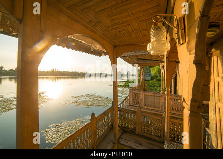 Blick von der traditionellen Hausboot auf Dal Lake in Srinagar, Kashmir, Indien Stockfoto