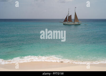 Strand auf Sint Maarten und Segelyacht vorbei Stockfoto