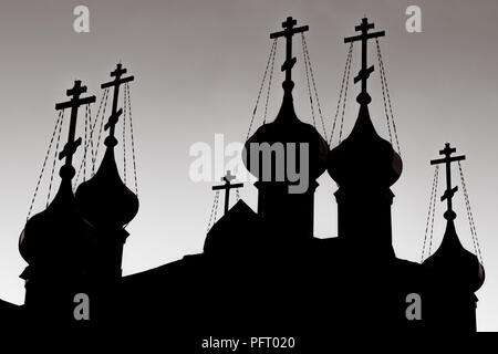 Oktober 2017, Perm, Russland - Silhouette der Kirche der Heiligen Cosmas und Damian auf dem Gebiet von Uljanowsk Regionalen klinischen Krankenhaus gebaut Stockfoto