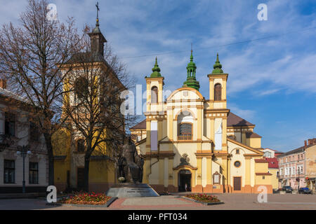 Kirche der Jungfrau Maria (Römisch-katholische Kathedrale) und Denkmal für Andrey Sheptytsky, Ternopil, Ukraine Stockfoto