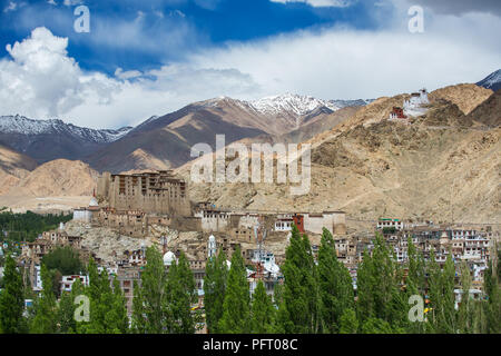 Schönen Blick auf Leh Palast und Tsemo Maitreya Tempel mit Himalaya Berge im Hintergrund, Jammu und Kaschmir, Indien. Stockfoto