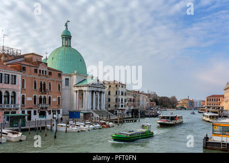 Venedig, Italien, 21. März 2018: Canal Grande in Venedig. Blick auf San Simeone Piccolo Kirche Stockfoto