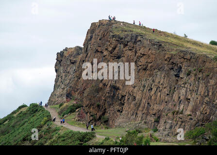 Blick auf den Arthur's Seat und die Radikale Straße in Holyrood Park, dem Edinburgh, Schottland. Stockfoto