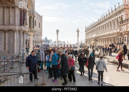 Venedig, Italien, 21. März 2018: Touristen Massen an der Piazza San Marco in Venedig, Italien Stockfoto