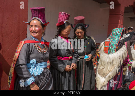 Lamayuru, Indien - 19. Juni 2017: Unbekannter Ladakhi Frauen, ethnischen Trachten in Ladakh, Indien Stockfoto