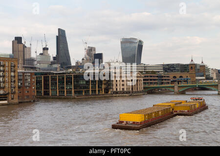 August 2017, Themse, London, UK - schubschiff Lastkähne ziehen mit gelben Container voller Hausmüll; Nutzung der Binnenschifffahrt reduziert Staus ein Stockfoto