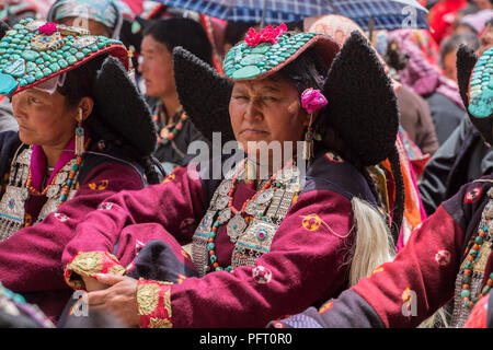 Lamayuru, Indien - 19. Juni 2017: Unbekannter Zanskari Frauen, ethnischen traditionelle Ladakhi Kopfschmuck mit Türkis namens Perakh Perak, L Stockfoto