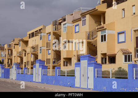 Häuser und einen Sportplatz in El Verger, Spanien, beliebten Badeort, wo die Preise für Immobilien, indem sie Services wie Airbnb angetrieben werden; August 2017 Stockfoto
