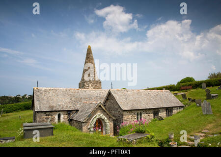 England, Cornwall, Trebetherick, daymer Bay, St. Enodoc's Kirche unter Golf Links Stockfoto