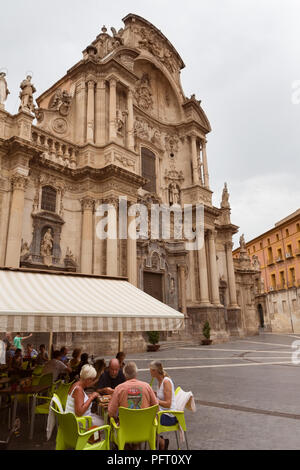 Touristen, die Cafés und Restaurants in der Stadt Platz vor der schönen Fassade der Kathedrale von Murcia, Spanien, August 2017 Stockfoto