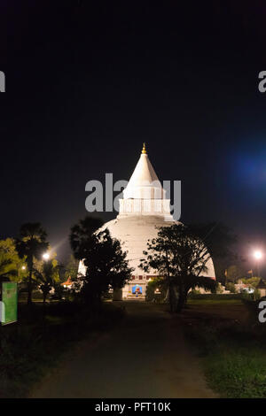 Vertikale Ansicht der Tissamaharama Raja Maha Vihara bis Nachts in Sri Lanka beleuchtet. Stockfoto