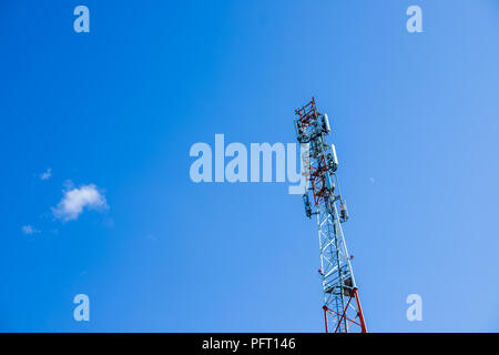 Handy Telekommunikation Radio Antenne Tower. Handy Turm. Phone Base Station mit TV und WLAN Antennen. Platz kopieren. Riesige Kommunikation Antennenmast und Satellitenschüsseln gegen den blauen Himmel. Stockfoto