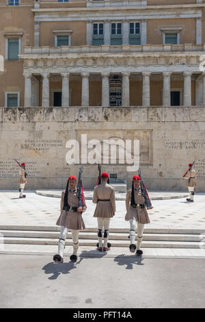 Athen, Griechenland - Juni 6, 2018: Der Wachwechsel Zeremonie findet vor dem griechischen Parlament Gebäude Stockfoto