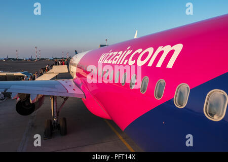 Warschau, Polen - 29. Mai 2018: wizzair Ebene im Flughafen. Wizz Air logo Nahaufnahme Stockfoto
