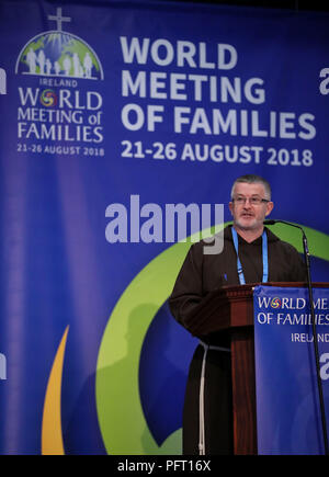 Vater Sean Donohoe OFM, Co - Direktor der Kapuziner Tag Zentrum, sprechen im Rahmen einer Podiumsdiskussion über 'eine christliche Antwort zu Obdachlosigkeit' an das Welttreffen der Familien an der RDS in Dublin. Stockfoto