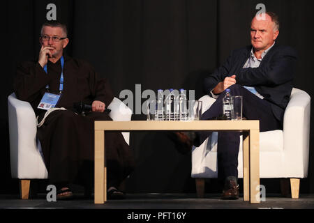 Vater Sean Donohoe OFM (links), Direktor der Kapuziner Tag Mitte und Conor Hickey, CEO von Crosscare in der Erzdiözese Dublin, im Rahmen einer Podiumsdiskussion über 'eine christliche Antwort zu Obdachlosigkeit' an das Welttreffen der Familien an der RDS in Dublin. Stockfoto