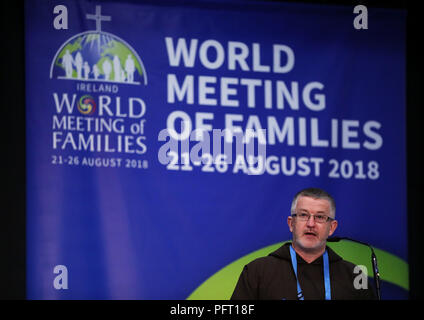 Vater Sean Donohoe OFM, Co - Direktor der Kapuziner Tag Zentrum, sprechen im Rahmen einer Podiumsdiskussion über 'eine christliche Antwort zu Obdachlosigkeit' an das Welttreffen der Familien an der RDS in Dublin. Stockfoto