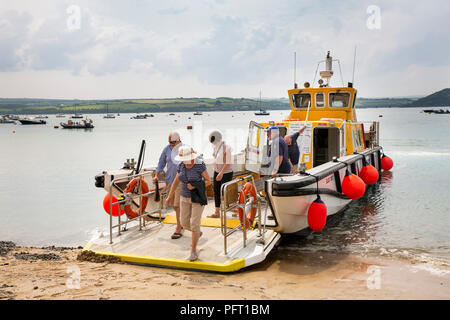 England, Cornwall, Rock, Hafen, Passagiere aussteigen Kamel Fluss Fähre von Padstow Stockfoto