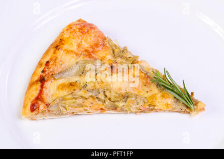 Leckere Pizza assortie mit Würstchen, Pilze und Gemüse Stockfoto