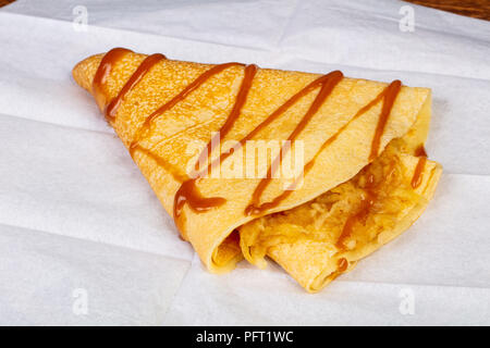 Pfannkuchen mit Karamell und Apple Stockfoto