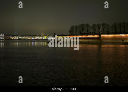 Romantische Nacht Stadtbild von Sankt Petersburg mit dem Fluss Neva, der Beleuchteten Peter-und-Paul-Festung und dem Winterpalast im Hintergrund Stockfoto