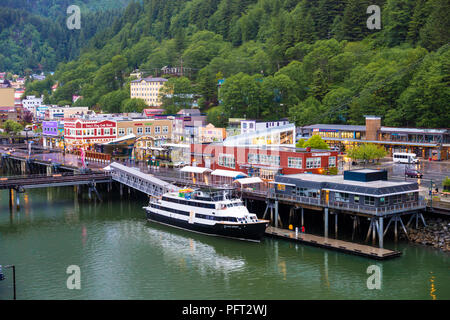 Dämmerung fallen am Hafen auf einem eher regnerischen Tag in Juneau, der Hauptstadt von Alaska, USA Stockfoto