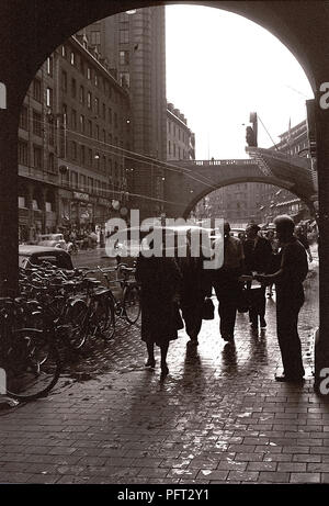 Verregnete Straße in den 1950er Jahren. Die Menschen sind zu Fuß unter Regenschirmen entlang einer Straße einen regnerischen Tag. Kungsgatan Stockholm 1953. Foto Kristoffersson ref 1 Stockfoto