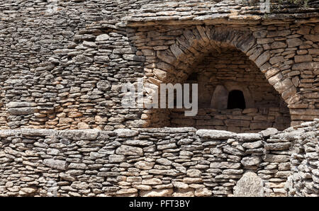 Trockenmauern Hütten im Village Des Bories, in der Nähe von Gordes, Provence, Frankreich. Stockfoto