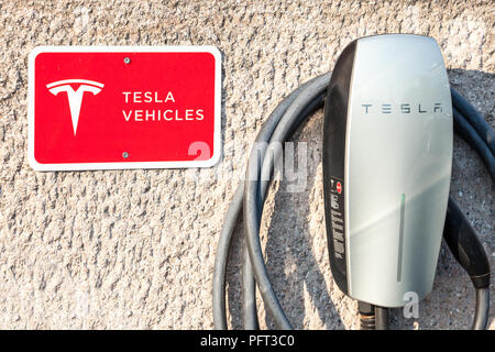 Belgrad, SERBIEN - 21. AUGUST 2018: Logo von Tesla auf der Ladestation in Belgrad. Tesla ist spezialisiert auf Fahrzeuge mit Elektroantrieb, Akku Energie s Stockfoto
