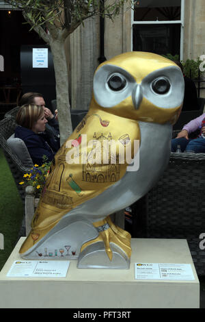 Artis, owl Statue außerhalb Abbey Hotel, Bath Spa Somerset England Großbritannien Stockfoto