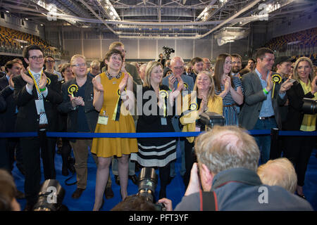 Eine Mittelraserei folgt, wie SNP Kandidat Alison Thewliss gewinnt die Glasgow Central Sitz, britischen Parlamentswahlen, Emirates Arena, Glasgow, 9. Juni 20 Stockfoto