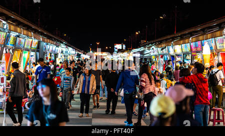 28. Februar 2018, Hualien Taiwan: Hualien Dongdamen touristische Night Market Street View voller Menschen Stockfoto