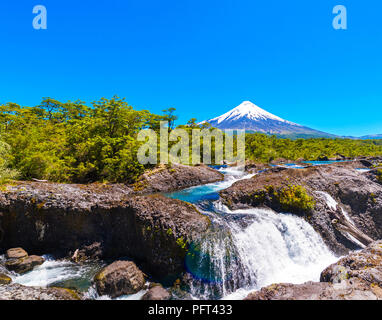 Salutos de Petrohue Wasserfälle und Vulkan Osorno, Puerto Varas, Chile. Kopieren Sie Platz für Text Stockfoto