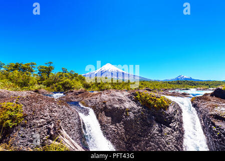 Salutos de Petrohue Wasserfälle und Vulkan Osorno, Puerto Varas, Chile. Kopieren Sie Platz für Text Stockfoto