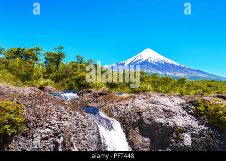 Salutos de Petrohue Wasserfälle und Vulkan Osorno, Puerto Varas, Chile. Kopieren Sie Platz für Text Stockfoto