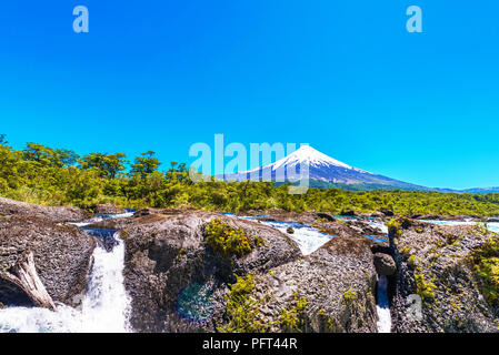 Salutos de Petrohue Wasserfälle und Vulkan Osorno, Puerto Varas, Chile. Kopieren Sie Platz für Text Stockfoto