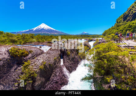 PUERTO VARAS, CHILE - Januar 10, 2018: Salutos de Petrohue Wasserfälle und den Vulkan Osorno. Kopieren Sie Platz für Text Stockfoto