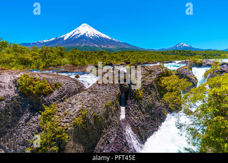 Salutos de Petrohue Wasserfälle und Vulkan Osorno, Puerto Varas, Chile. Kopieren Sie Platz für Text Stockfoto