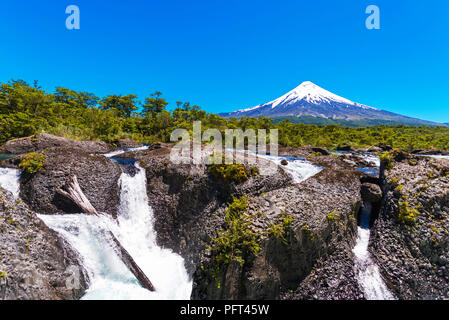 Salutos de Petrohue Wasserfälle und Vulkan Osorno, Puerto Varas, Chile. Kopieren Sie Platz für Text Stockfoto