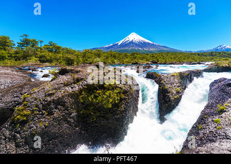 Salutos de Petrohue Wasserfälle und Vulkan Osorno, Puerto Varas, Chile. Kopieren Sie Platz für Text Stockfoto