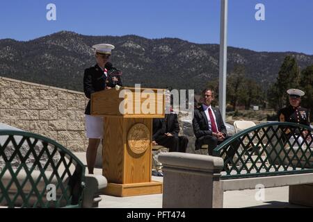 Kapitän Karen Holliday, Direktor, Kommunikation Strategie und Operations, Sitz Bataillon, Marine Corps Air Ground Combat Center, Twentynine Palms, Calif., spricht während einer Memorial Day Zeremonie in Big Bear Lake, Kalifornien, USA, 28. Mai 2018 statt. Die Zeremonie wurde von der amerikanischen Legion und Marine Corps League und präsentierte mehrere Gastredner mit Hintergründen in das Militär. Stockfoto